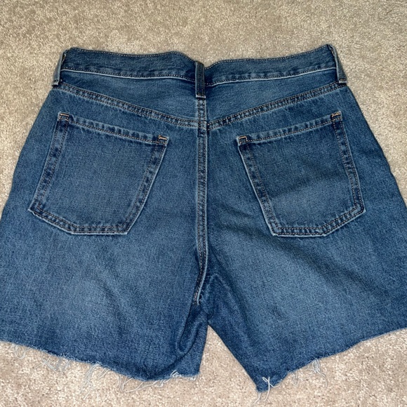 Old navy slouchy straight high rise shorts in a size 4. - Picture 2 of 2